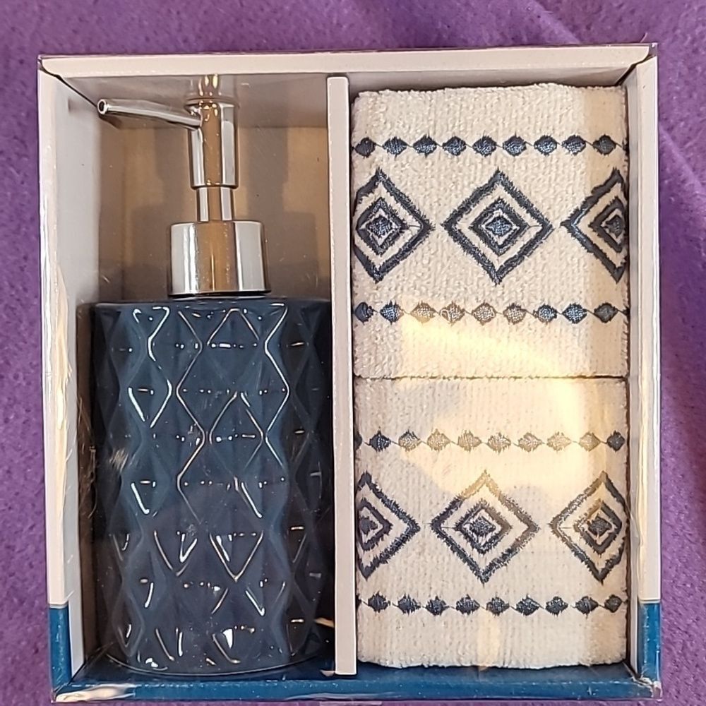 0721. NWB ~ 100% Cotton ~ 2 Fingertip Towels & Soap Dispenser